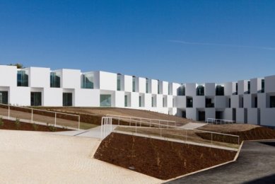 Houses for eldery people in Alcácer do Sal by Aires Mateus - foto: Fernando Guerre, Sergio Guerra