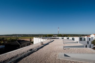 Houses for eldery people in Alcácer do Sal by Aires Mateus - foto: Fernando Guerre, Sergio Guerra