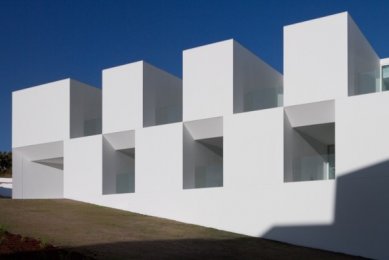 Houses for eldery people in Alcácer do Sal by Aires Mateus - foto: Fernando Guerre, Sergio Guerra