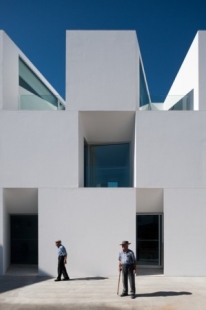 Houses for eldery people in Alcácer do Sal by Aires Mateus - foto: Fernando Guerre, Sergio Guerra