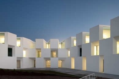 Houses for eldery people in Alcácer do Sal by Aires Mateus - foto: Fernando Guerre, Sergio Guerra