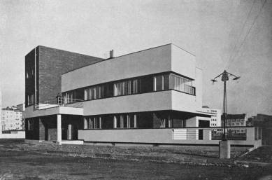 Královéhradecký architekt a urbanista Oldřich Liska - Oldřich Liska, vlastní vila v Hradci Králové, 1932, vstupní průčelí - foto: archiv autora