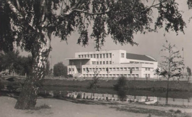 Královéhradecký architekt a urbanista Oldřich Liska - Oldřich Liska, Městské lázně v Hradci Králové, 1932-1933 - foto: archiv autora