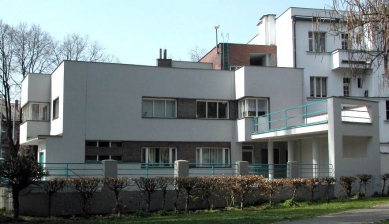 Královéhradecký architekt a urbanista Oldřich Liska - Oldřich Liska, vlastní vila v Hradci Králové, 1932, vstupní průčelí - foto: archiv autora