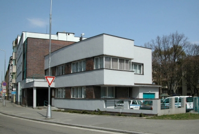 Královéhradecký architekt a urbanista Oldřich Liska - Oldřich Liska, vlastní vila v Hradci Králové, 1932, zahradní průčelí - foto: archiv autora