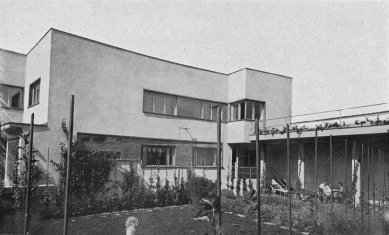 Královéhradecký architekt a urbanista Oldřich Liska - Oldřich Liska - vlastní vila v Hradci Králové, 1932, zahradní průčelí - foto: archiv autora