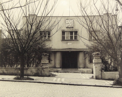 Královéhradecký architekt a urbanista Oldřich Liska - Oldřich Liska, Poštovní a telegrafní ústav v Kostelci nad Orlicí, 1929-1931 - foto: archiv autora