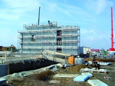 Sádrovláknité desky FERMACELL na energeticky nejefektivnější kancelářské budově světa - Stav realizace budovy juwi v dubnu 2008.