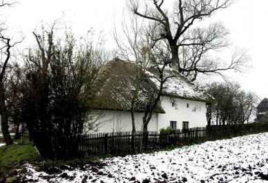 Pasivní domy I. - Obr. 3 - Tradiční dřevěný dům v Rymicích s hliněnými omítkami - foto: archiv autora
