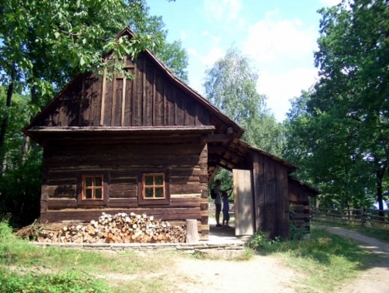 Pasivní domy I. - Obr. 6 - Solitérní dřevěnice ze17. stol. v Beskydách - foto: archiv autora