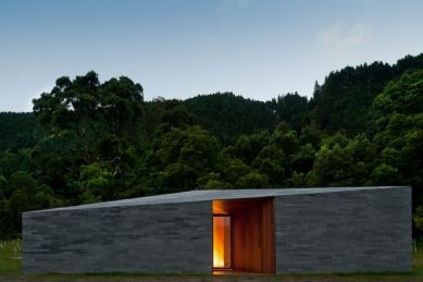 Building in Lagoa das Furnas by Aires Mateus - foto: FG+SG – Fernando Guerra, Sergio Guerra