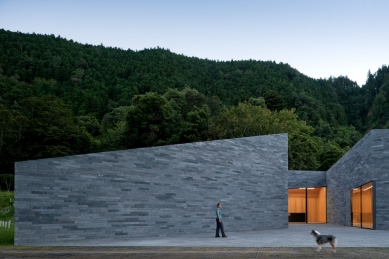 Building in Lagoa das Furnas by Aires Mateus - foto: FG+SG – Fernando Guerra, Sergio Guerra