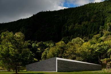 Building in Lagoa das Furnas by Aires Mateus - foto: FG+SG – Fernando Guerra, Sergio Guerra